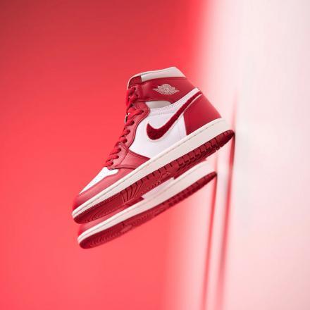 ウィメンズ エアジョーダン1 ハイ OG バーシティレッド Nike WMNS Air Jordan 1 High OG Varsity Red - VICTORIA SNKRS