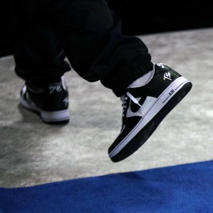 テラー スクワッド × ナイキ エアフォース1 ロー QS ブラックアウト Terror Squad × Nike Air Force 1 Low QS Blackout - VICTORIA SNKRS