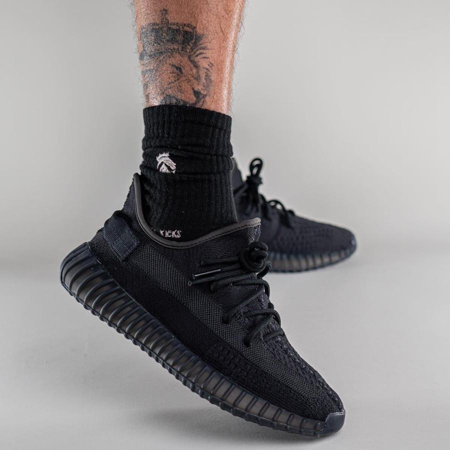 イージー ブースト 350 V2 オニキス adidas YEEZY Boost 350 V2 Onyx - VICTORIA SNKRS