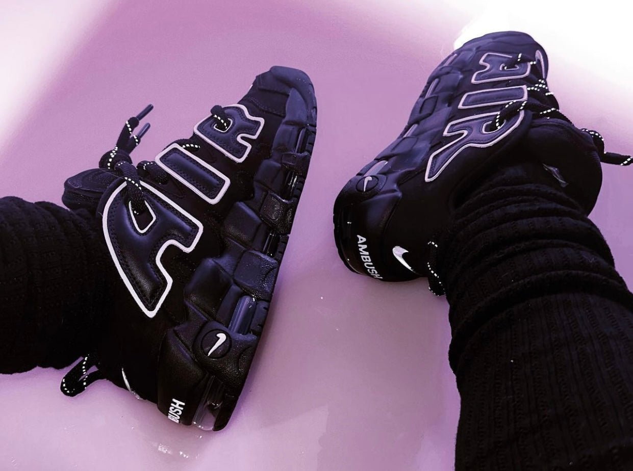 アンブッシュ × ナイキ エアモアアップテンポ ロー ブラック アンド ホワイト AMBUSH × Nike Air More Uptempo Low Black and White - VICTORIA SNKRS