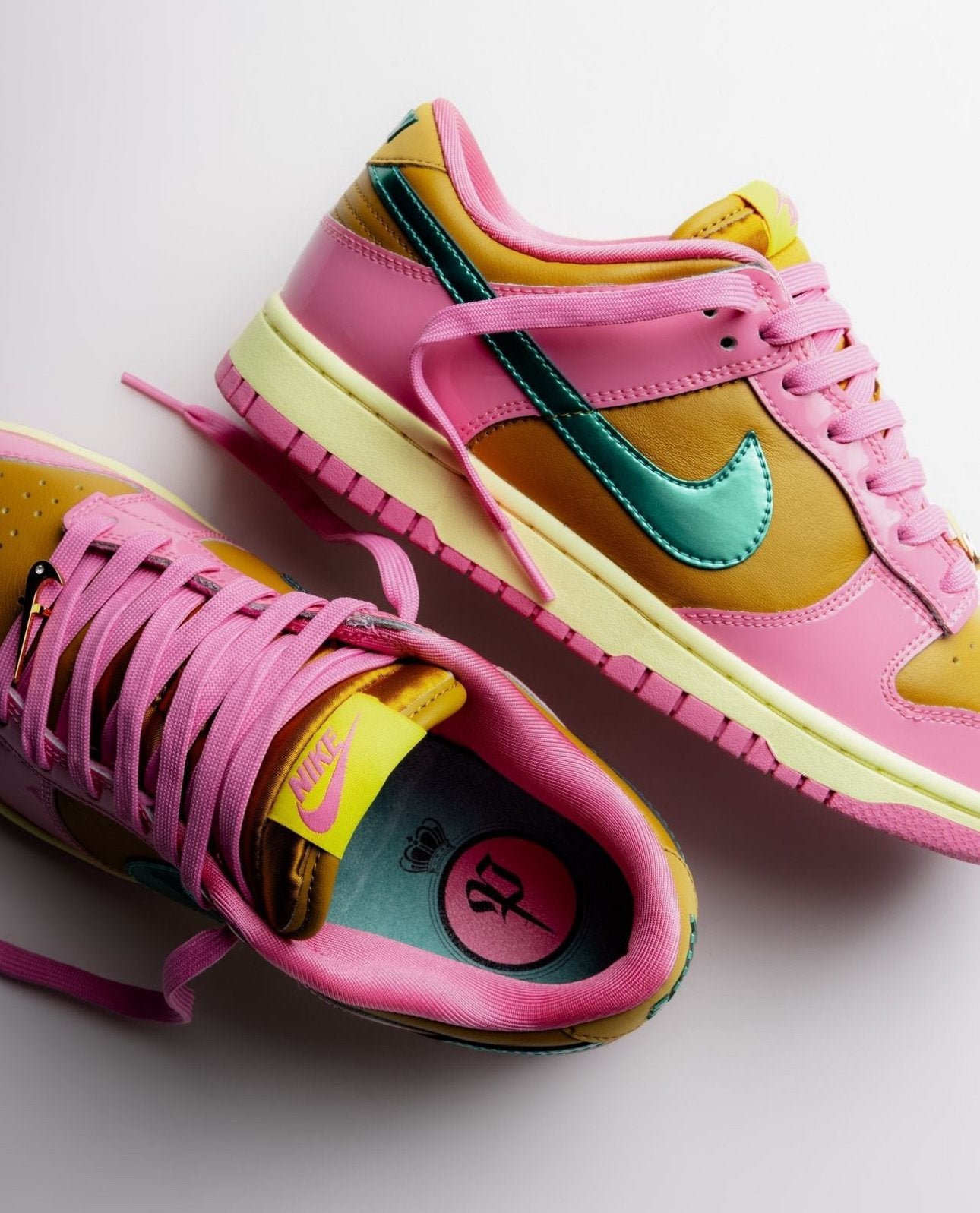 パリス・ゲーベル × ナイキ ウィメンズ ダンク ロー QS プレイフルピンク Parris Goebel × Nike WMNS Dunk Low QS Playful Pink - VICTORIA SNKRS