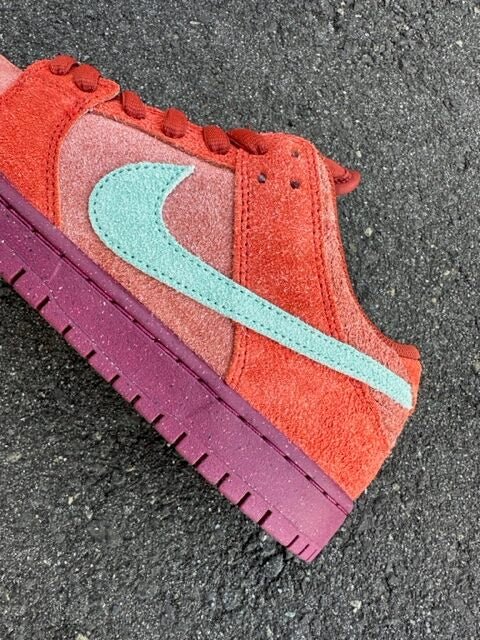 ナイキ SBダンク ロー プロ PRM ミスティックレッド アンド ローズウッド Nike SB Dunk Low Pro PRM Mystic Red and Rosewood - VICTORIA SNKRS