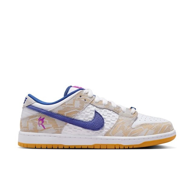 Rayssa Leal × Nike SB Dunk Low PRM Pure Platinum and Vivid Purple ライッサ・レアウ × ナイキ SB ダンク ロー PRM ピュアプラチナム アンド ヴィヴィッドパープル - VICTORIA SNKRS