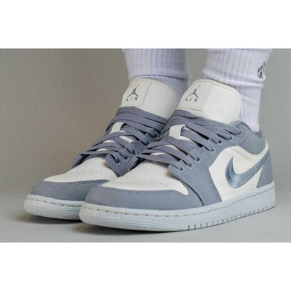 ナイキ ウィメンズ エアジョーダン1 ロー ライトスチールグレー Nike WMNS Air Jordan 1 Low Light Steel Grey - VICTORIA SNKRS