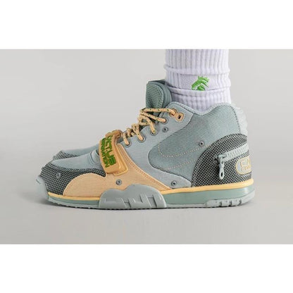 トラヴィス スコット×ナイキ エアトレーナー1 SP グレーヘイズ アンド ダスティセージ Travis Scott×Nike Air Trainer 1 SP Grey Haze and Dusty Sage - VICTORIA SNKRS