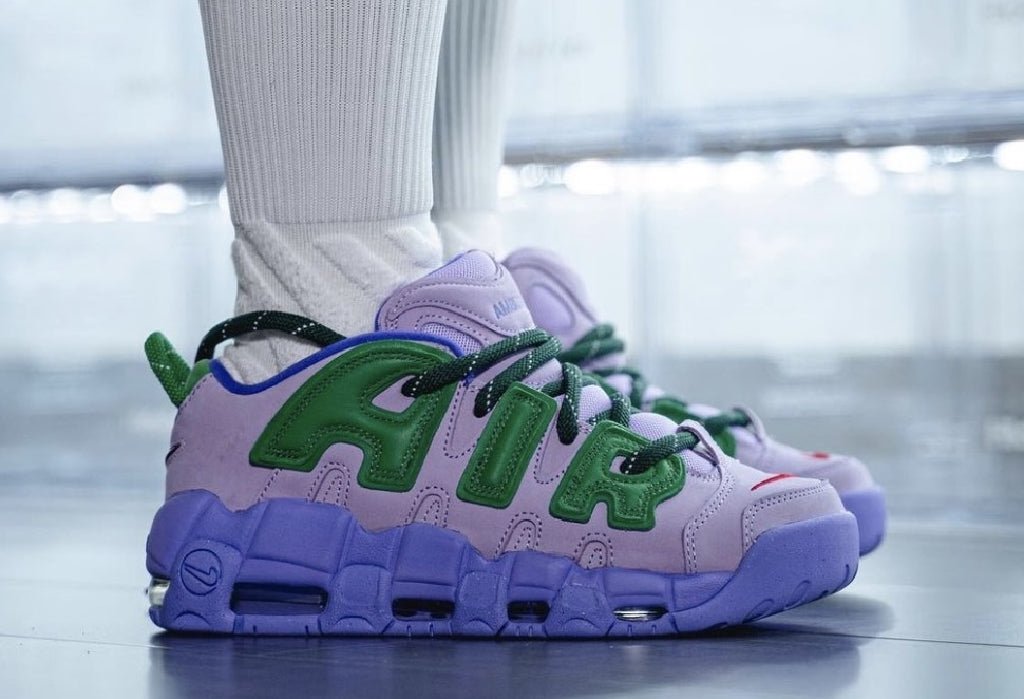 アンブッシュ × ナイキ エアモアアップテンポ ロー イラック アンド アップルグリーン AMBUSH × Nike Air More Uptempo Low Lilac and Apple Green - VICTORIA SNKRS