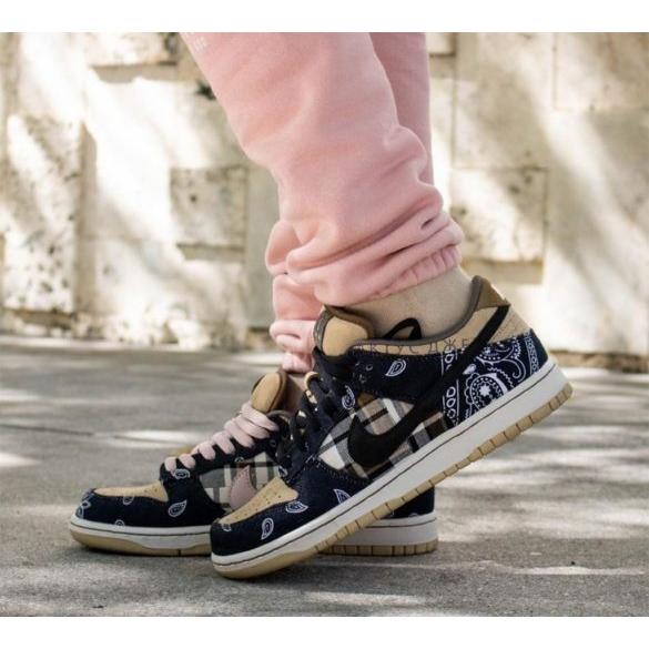 トラヴィススコット×ナイキSB ダンク ロー TRAVIS SCOTT × NIKE SB 