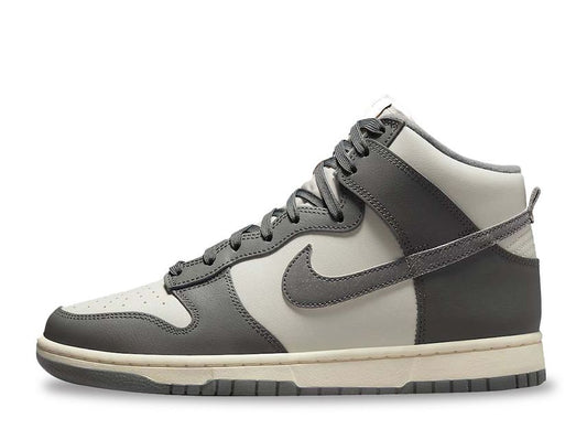 ダンク ハイ レトロ SE ヴィンテージ ライトボーンアンド タンブルドグレー Nike Dunk High Retro SE VNTG Light Bone and Tumbled Grey - VICTORIA SNKRS